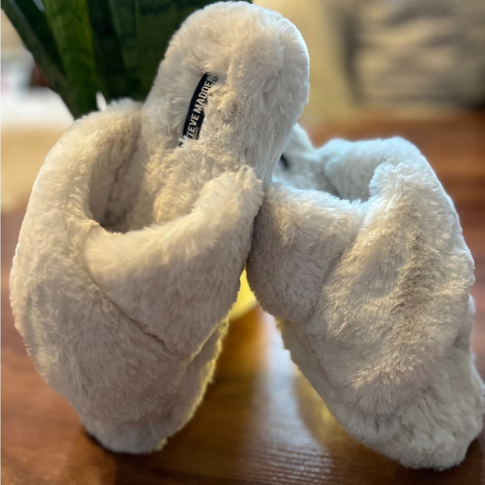 🌺 Steve Madden Slippers Size Medium
